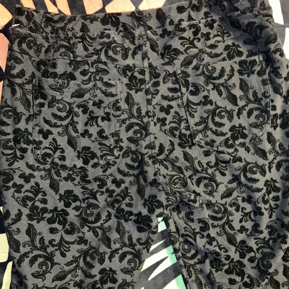 Velvet Floral Leggings - Picture 2 of 3